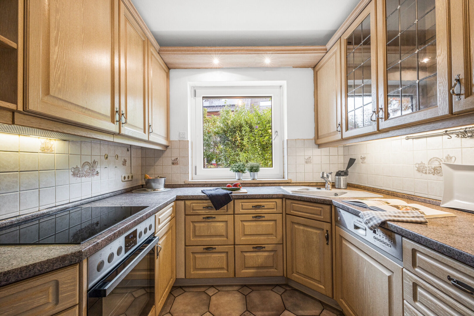 Küche mit Einbauküche