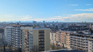 Ausblick über München in die Alpen