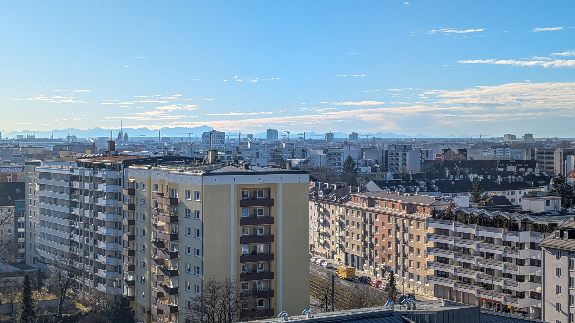 Ausblick über München in die Alpen
