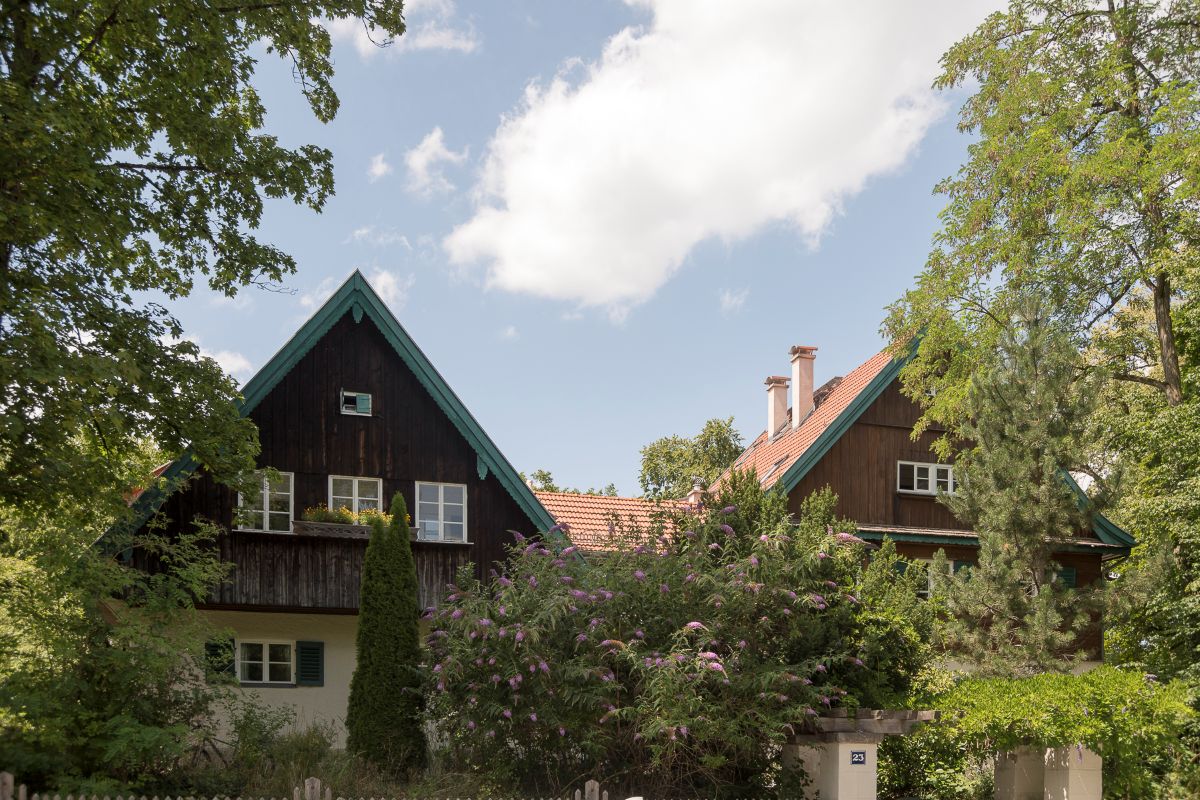 Immobilienmakler Gauting: Blick auf zwei Häuser im Wald