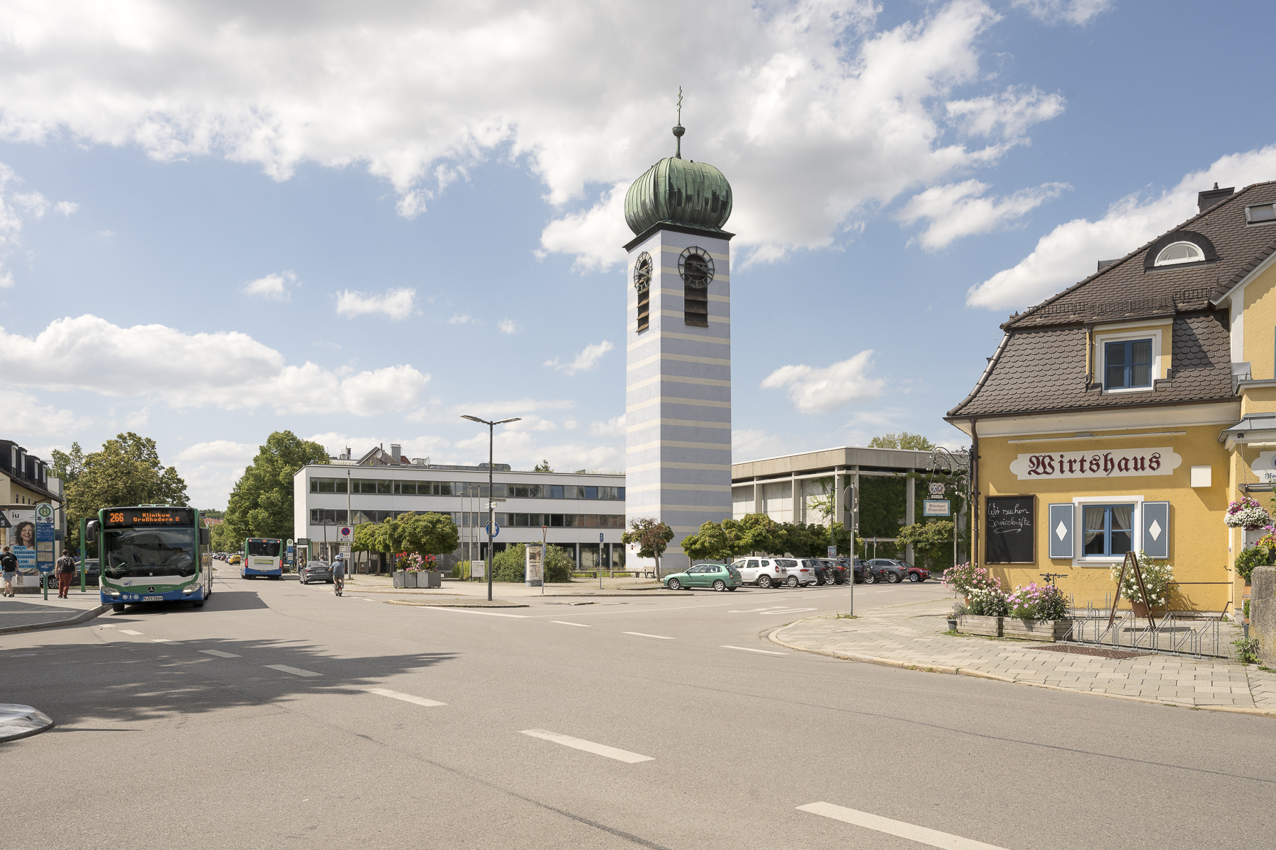 Immobilienmakler Krailing: Ortsbild mit Zwiebelturm-Kirche und Wirtshaus