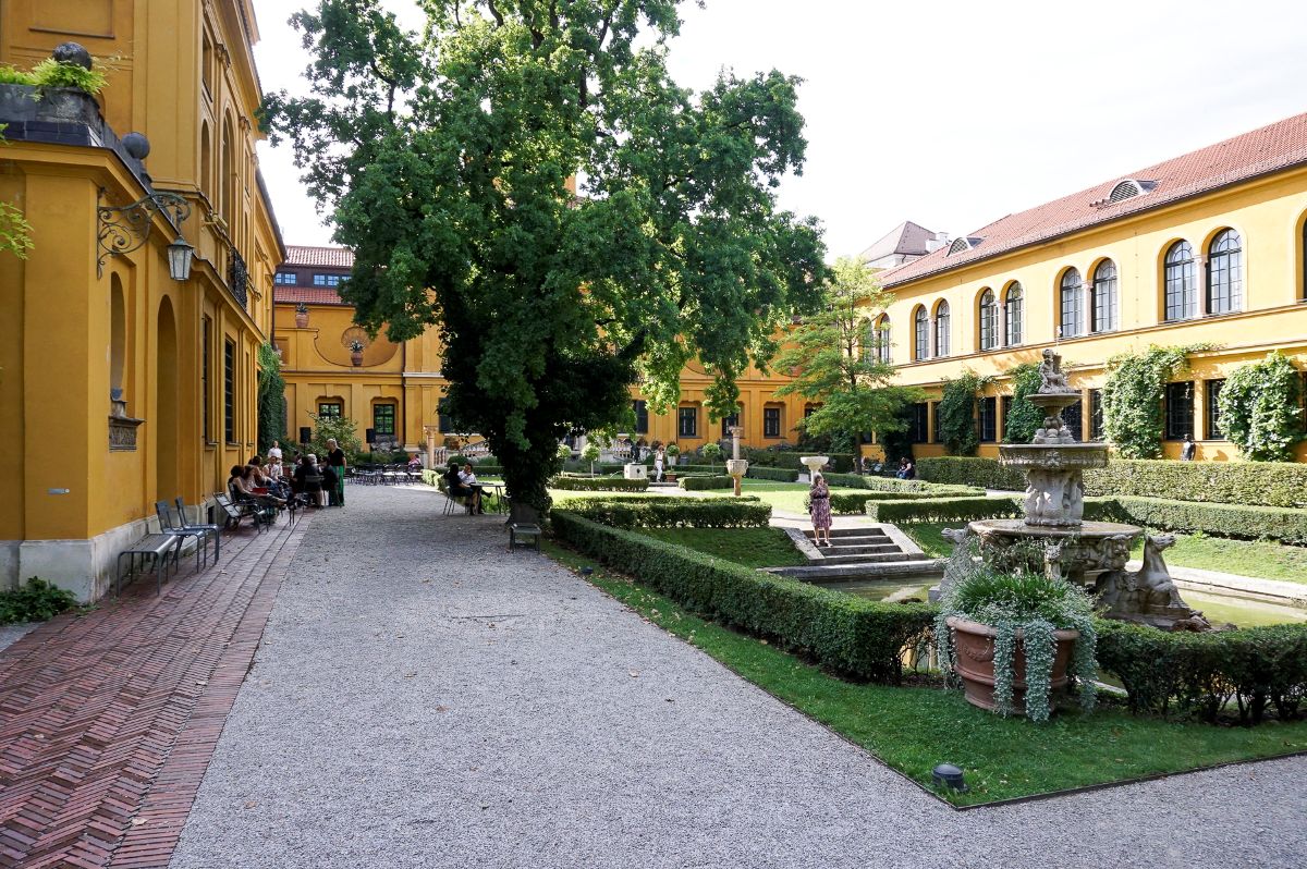 Immobilienmakler Maxvorstadt: Historischer Innenhof Arkaden München Maxvorstadt