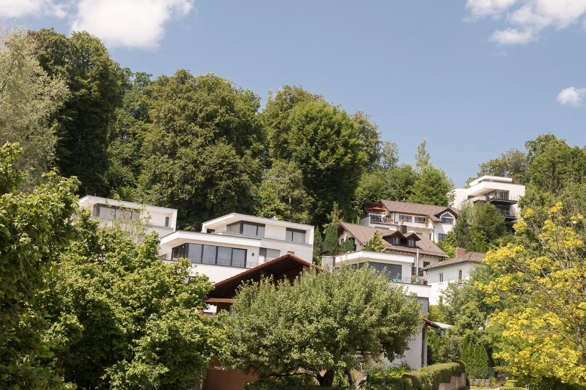 Immobilienmakler Starnberg: Blick auf Wohnhäuser im Wald