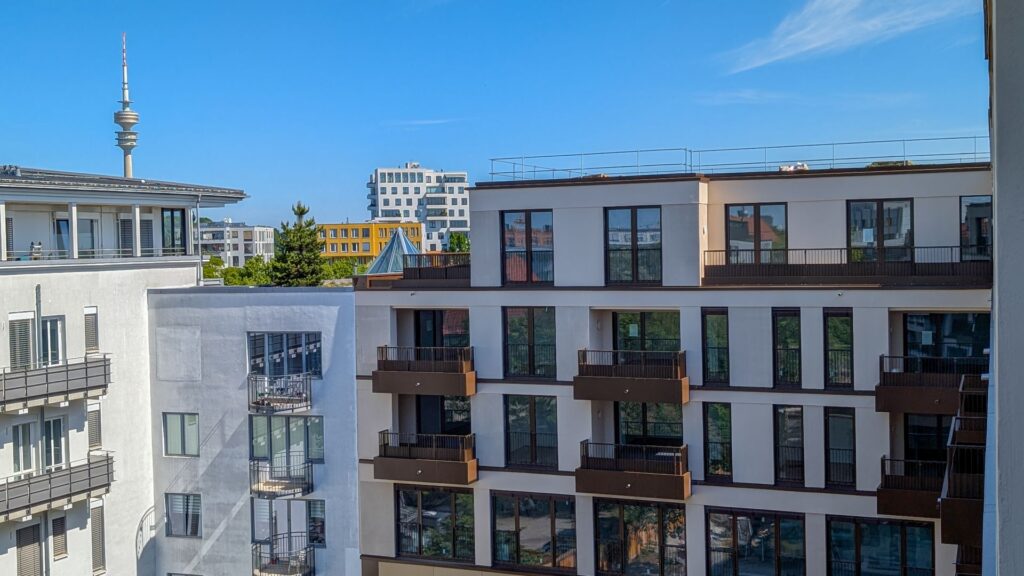 Immobilienmakler Schwabing: Wohnungsausblick mit blauem Himmel im Hintergrund