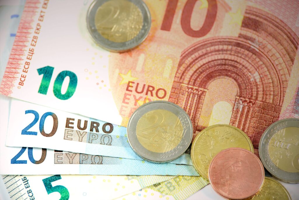 Erbbaurecht finanzieren: Geldscheine und Münzen